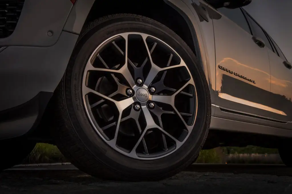 What Size Tires Does a Jeep Cherokee Have: Unraveling The Perfect Fit!